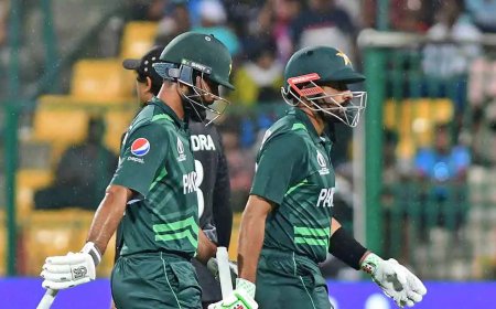 Watch: Babar Azam, Fakhar Zaman struggling against Naseem Shah's brother